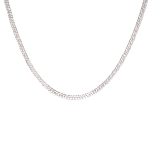 Kedjehalsband - 6mm Silver - Information:  Material: 316L kirurgiskt rostfritt stål  Design: Klassiskt Kedjehalsband Lås: Säker och elegant låsmekanism Längd: 50 cm. Detta kedjehalsband i silver är tillverkat av högkvalitativt 316L rostfritt stål, även känt som kirurgiskt stål. Det är designat för att tåla svett, dusch och bad, vilket gör det perfekt för daglig användning. Halsbandet behåller sin fina silverglans över tid utan att mattas av.🤝