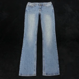 Ljusblå bootcut jeans från J.Galt - Säljer ett par ljusblå J.Galt jeans med bootcut-passform. Alla mått finns i bilderna🙌