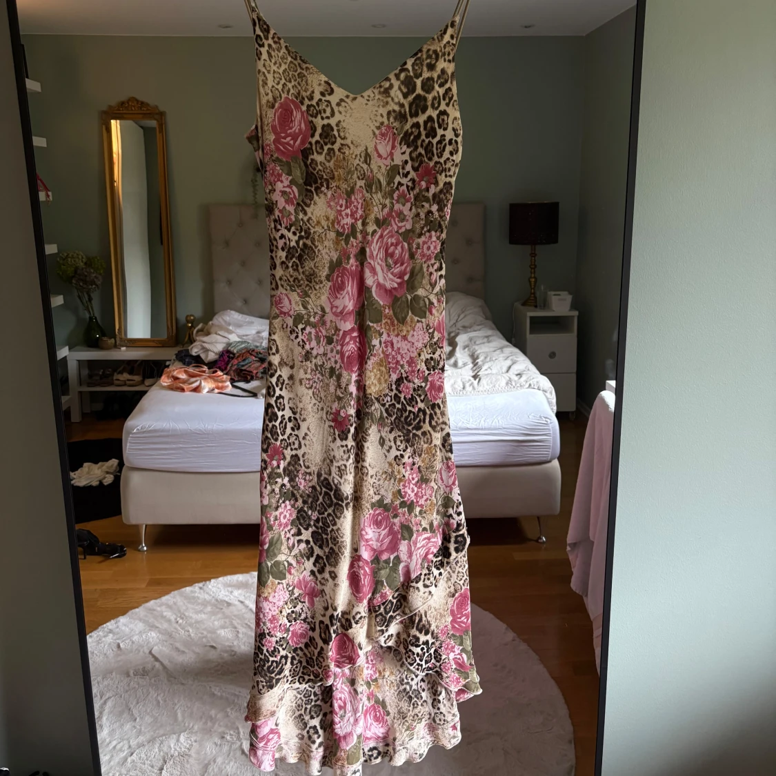 Leopard- och blommig slipklänning