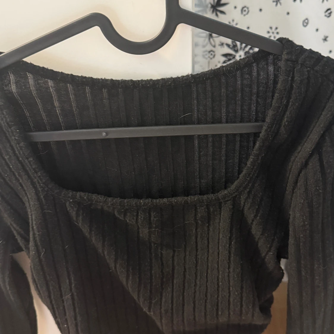 Svart ribbad topp från SHEIN - 1