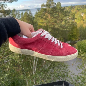 Röda Saint Laurent Skor - Säljer ett par röda saint Laurent skor i storlek 41. Bra skick . Modell sl/06 De är äkta✅Skriv vid funderingar. 