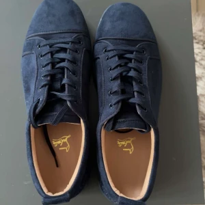 Christian Louboutin Skor - Säljer inprincip helt nya Christian Louboutin skor utan spikar, skick 10/10! Allt og ingår vid köp. Säljer då de är för små för mig och används inte. Postar inom 24 timmar! Storlek:44/45, men sitter bäst på 44. Är öppen för bud och kan sänka priset vid snabb affär!