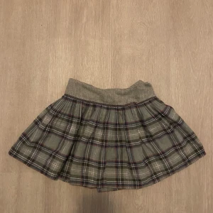 Grå rutig kortkjol från Kissy Kit - Dragkedjan är sönder men det går att sy om🩷🩷