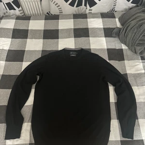 Riley Merinotröja  - En rikey merino tröja som ör brothers egna märke i jättebra skick utan några konstigheter passar mig slim fit som är 185 