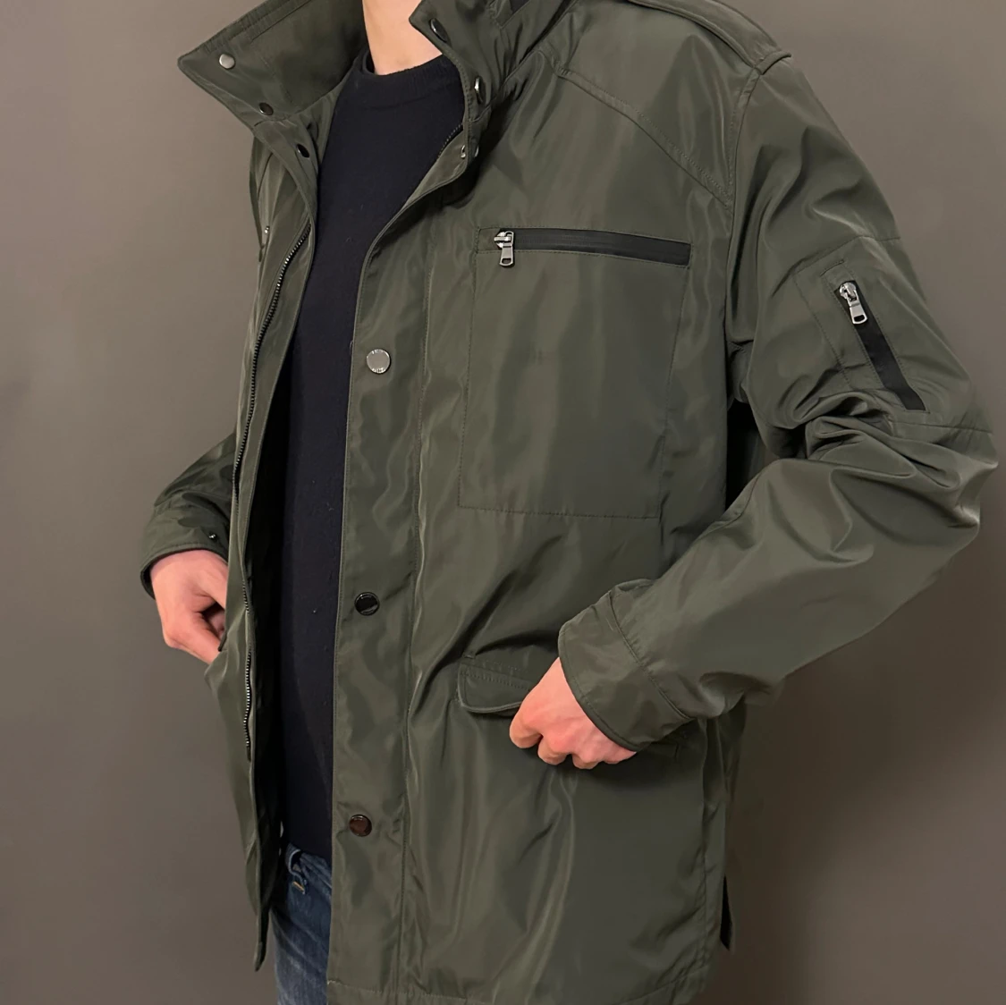 Olivgrön vindjacka med dragkedjor - 1