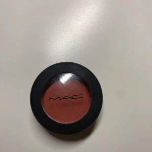 MAC Devoted to Chili ögonskugga - Köpt för 285kr.  Nuddat den men inte använd. Äkta ögonskugga från MAC i nyansen Devoted to Chili, bara swatchad, aldrig använd på ögonen. Färgen är en varm rödbrun ton som passar perfekt både till vardags och lite mer uppklätt. Formulan är supermjuk och lätt att blenda, med en matt men inte torr finish, känns nästan som ett krämigt puder. Jättefin skugga, men jag har redan liknande färger, så den får vandra vidare. Äkta vara, köpt på MAC.