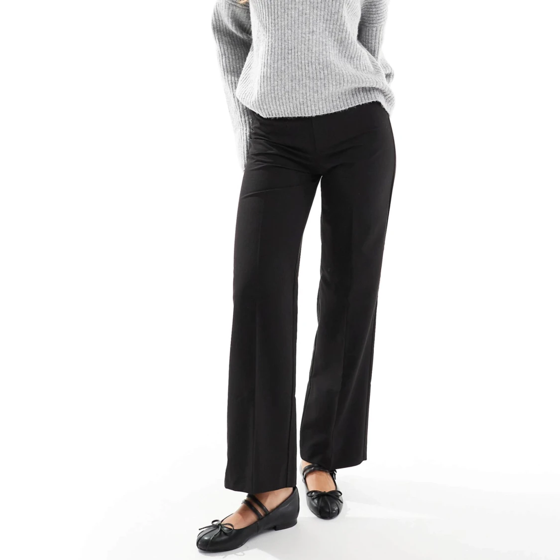 Svarta vida kostymbyxor