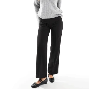 Svarta vida kostymbyxor - Snygga svarta kostymbyxor med hög midja och raka, vida ben. Byxorna har klassisk knapp och dragkedja framtill samt hällor för bälte. Perfekta för en clean och stilren look.