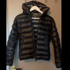 Colmar jacka  - Säljer min Colmar jacka som jag köpte förra vintern men har bara använt den här typ 7 gånger.  Köpte den för 6000.  Det står att storleken är 42 men den passar mig som är xs/s. Pris går att diskutera ❤️skriv om ni vill ha bild på ❤️ Lite sönder, nere på jackan. Annars helt fin och användbar. 