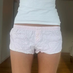 Gilly hicks mini pyjamas shorts  - Ett par pyjamas shorts från gilly hicks i storlek XS. Shortsen bedöms vara använda men i fortsatt gott skick. Jag skickar ditt köp inom 24h. Se liknande plagg i min profil! 