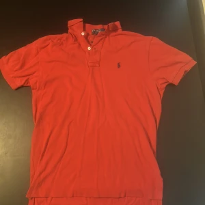Röd pikétröja från Polo Ralph Lauren - Säljer en klassisk röd pikétröja från Polo Ralph Lauren i storlek S. Skriv vid frågor 🙌