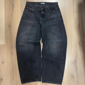 Snygga svarta baggy jeans från ONLY - 💯Svarta Baggy Jeans För Kvinnor – Oversize Streetstyle   👖 Mått: 	•	Midja: 84 cm 	•	Höft: 122 cm 	•	Yttre benlängd: 105 cm 	•	Inner benlängd: 70 cm 	•	Benbredd: 60 cm  ✨ Skick: Väldigt bra, endast använda 3–4 gånger.  🔥 Trendiga, bekväma och perfekta för streetwear eller en avslappnad vardagslook.  💸 Pris: 249 kr  Skickar samma dag eller dagen efter📦🚚 