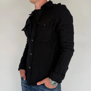 Brothers Overshirt - Vi säljer nu denna riktigt snygga overshirt i märket Brothers! Overshirten är i storleken M men passar även S. Modellen på bilden är 180cm 75kg. Hör av dig vid eventuella frågor och funderingar 