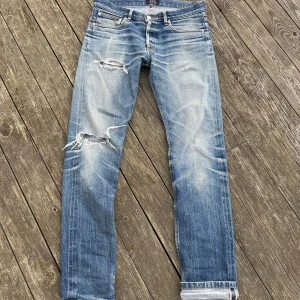 APC selvedge / selvage jeans - Riktigt schyssta jeans. Väl använda. Framfickorna trasiga. Mått: Ytterben 103cm, midja 40cm, benöppning 18cm