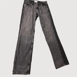 Lågmidjade straight leg jeans från Zara - Lågmidjade, straight leg jeans från Zara. Gråa, lite ljusare färg på framsidan och mörkare på baksidan. Långa i benen, passar om man är 170+. Fint skick! Knappt använda. Storlek 36.