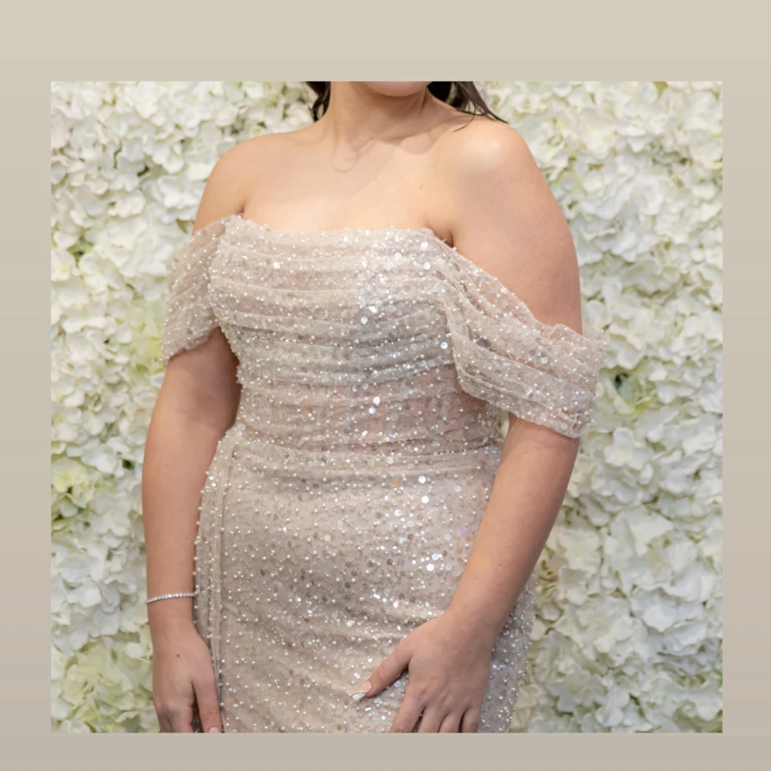 Champagnefärgad glittrig balklänning - 1