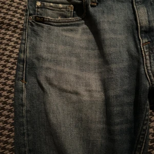 Tiger of Sweden jeans W28 - Säljer ett par Tiger of Sweden jeans i klassisk blå tvätt W28/L30. Jeansen är slim fit och materialet är slitstarkt denim i bomull. Perfekta för dig som gillar en modern och stilren look. 