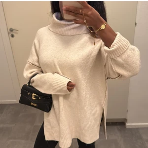 Oversized beige polotröja med slits - Supermysig oversized polotröja i beige med breda ribbade muddar och hög krage. Tröjan har lång ärm och slitsar på sidorna för en avslappnad vibe 🎀