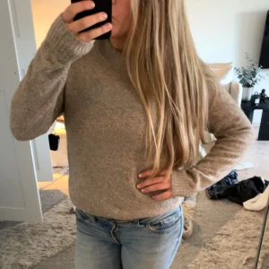 Beige stickad tröja med rund hals - Mysig beige stickad tröja från vero Moda. Använd ganska mycket men fortfarande hyfsat bra skick.