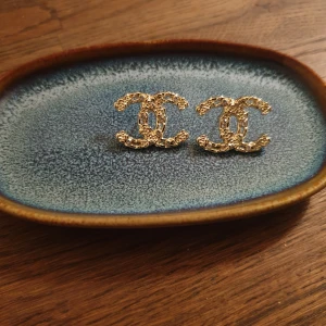 Örhängen  - Nya rostfria örhängen guldfärg 