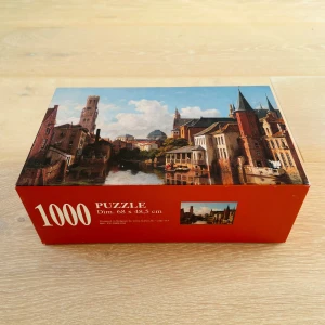 1000 Puzzle - av François-Antoine Bossuets målning av Rosary Quay - Utmanande 1000-bitars pussel med en vacker stadsvy och historiska byggnader vid en kanal. Perfekt för dig som gillar konst och vill ha en rolig aktivitet att göra själv eller med vänner. Färdigt pussel mäter 68 x 48,5 cm.