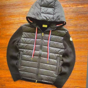 Svart Moncler Cardigan  - Den Sitter lite kort                                     Bra skick