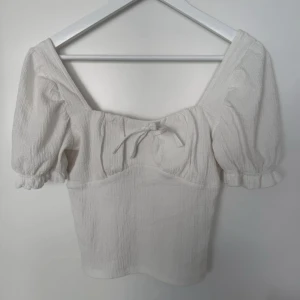 Söt topp från Gina Tricot - Söt topp från Gina Tricot i strl S. Endast använd någon enstaka gång så är i väldigt fint skick, så gott som ny.