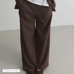 Bruna wide kostymbyxor - Snygga bruna kostymbyxor med wide fit från Nelly. Prislapp kvar! Aldrig använda. 