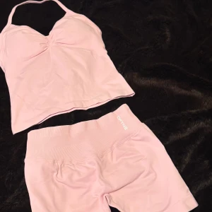 DFYNE träningset rosa - Säljer mitt fina DFYNE set i ljusrosa💞 Endast testad och inga defekter överhuvudtaget🎀 Storlek S och modellen impact🌸