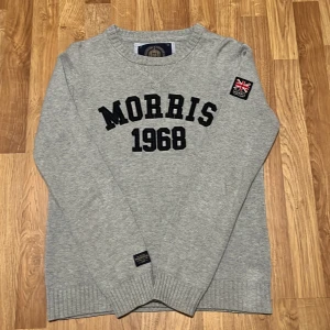 Grå Morris sweatshirt  - Tvärfet morriströja. Skick 9/10 färgskadorna är inte synliga i verkligheten. Lite tajtare passform vilket jag själv gillar. Pris är diskuterbart 😁😁 ställ frågor!