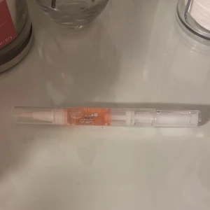  Nagelbandsolja i penna - Ett smidigt sätt att smörja in sina nagelband med denna oljan.