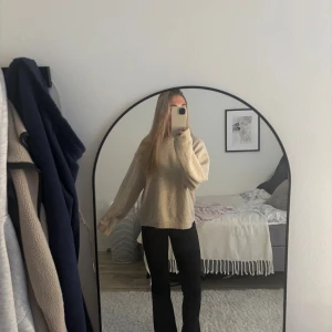 Beige stickad tröja från H&M - mysig beige stickad tröja från H&M i storlek S, har knappt använt den🤍🤍