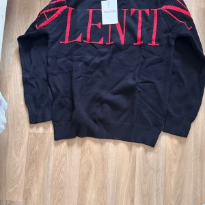 Valntino tröja  - Jag säljer min Valentino tröja som är helt ny. Om du har frågor så är det bara att hör av sig.