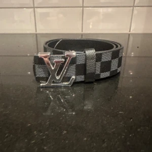  Louis Vuitton bälten - ett. Ett  kopior. 
