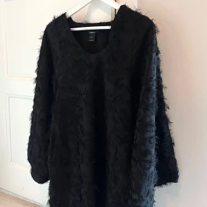 Svårt klänning Lindex S - Jättefin svart festklänning från Lindex i storlek S. Endast använd en gång så i superfint skick! Nypris 499 :-