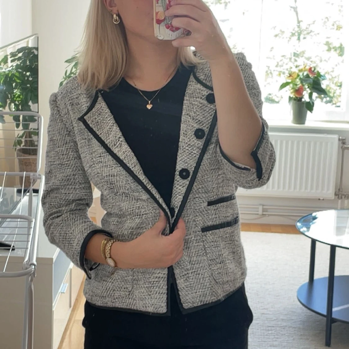 Grå kavaj med svarta detaljer - 1