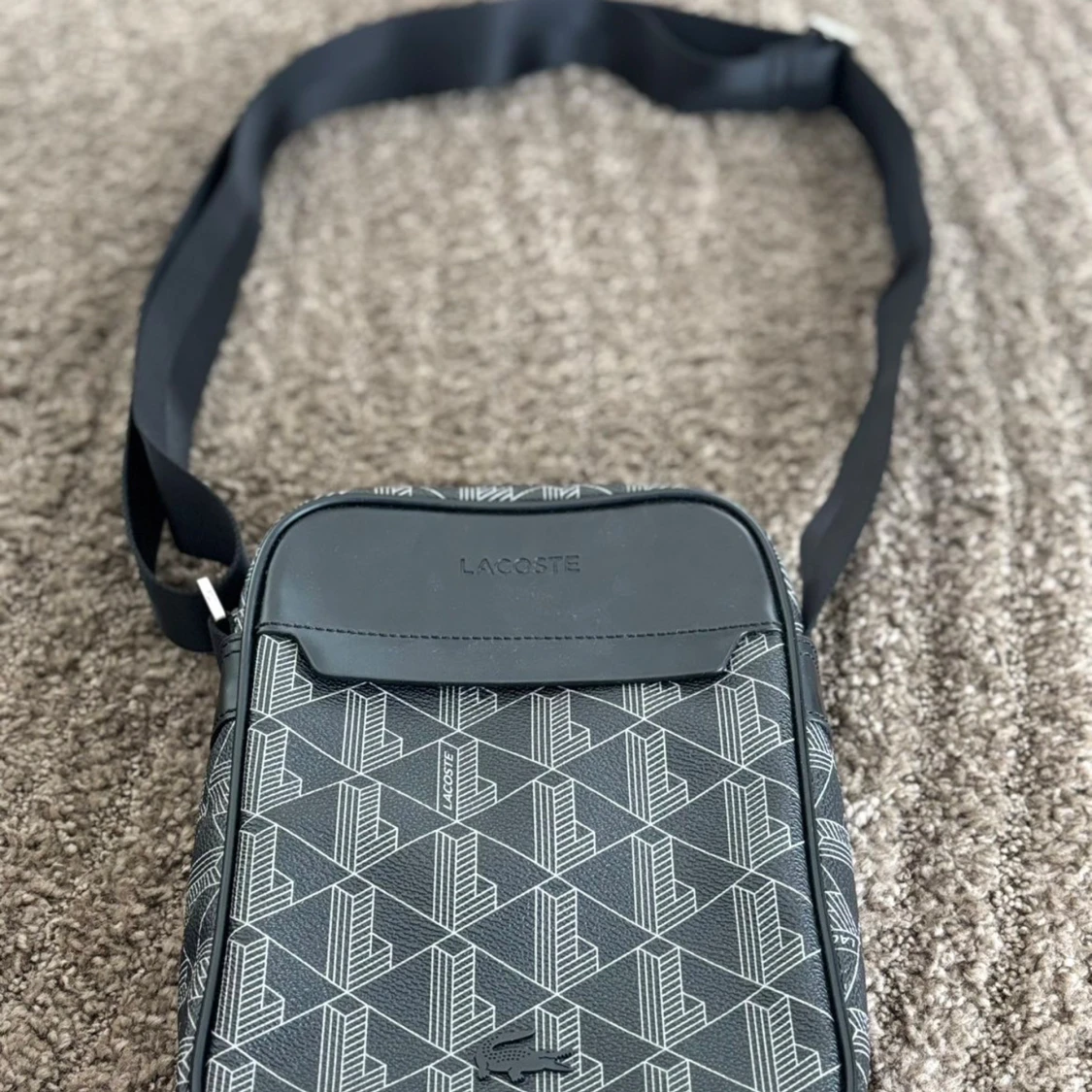 Svart axelväska från Lacoste