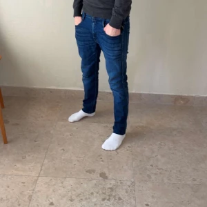 Blåa replay Anbass - Säljer ett par snygga blå jeans från replay i modell anbass! Jeansen är i storlek W28 L32 och fint skick, hör av er om ni har några funderingar😁