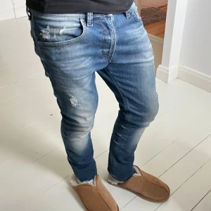 Diesel jeans - Diesel jeans modell tiavar, inga större defekter förutom en fläck som ni ser. Storlek W32 L32. Mått, Breden 42 cm längden  105  cm. Modellen är 180,75 kg men har vikt upp jeansen. Kom med frågor 😊