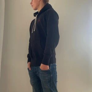 Ralph lauren hoodie  - SEK-899 | Mycket fint skick | Personen på bilden är ca 173 cm och väger ca 60kg | Hör av dig vid frågor//SF