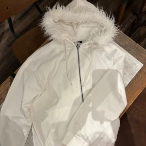 Fur zip INTRESSEKOLL - Sjukt fet archive vit Fur zip. Sitter fantastiskt på mig som är 179 65kg. Detta är endast Intressekoll, skicka bud. Kan mötas i Sthlm 