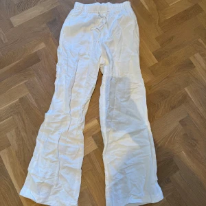 Vita linnebyxor från H&M XS - Säljer ett par vita linnebyxor från H&M i storlek XS. Lite skrynkliga men man kan stycka dom så blir dom jättebra. 
