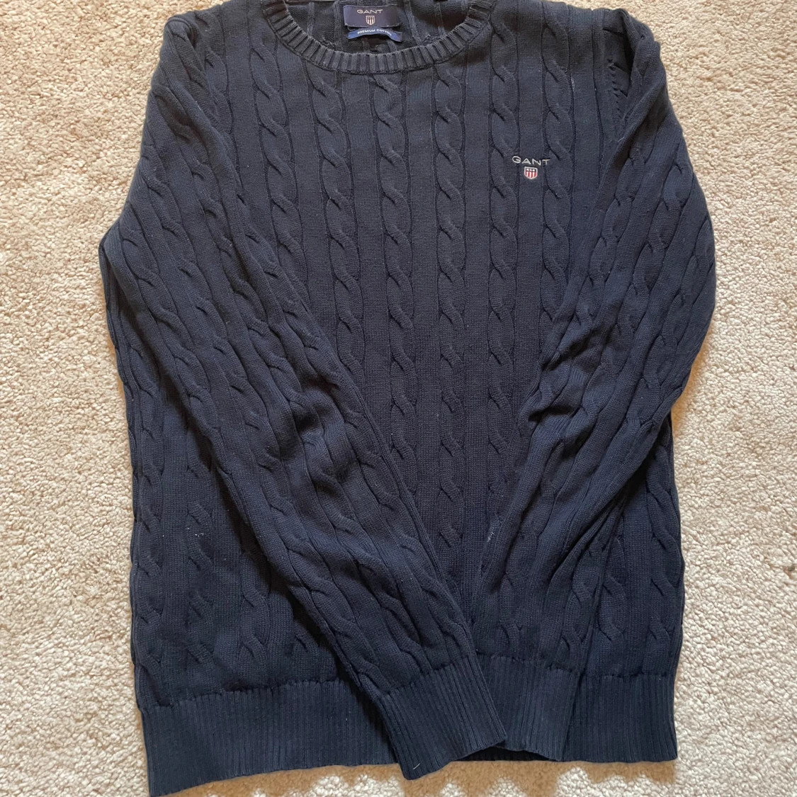 Mörkblå kabelstickad tröja från GANT