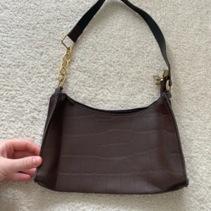 Brun väska - Från Shein. Inte världens bästa kvalité men fyller sitt syfte. Fin till hösten.