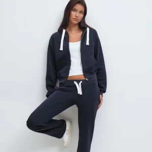 Mörkblått mjukis sett  - Mörkblått mjukis sett. Byxorna har en avslappnad passform  är perfekta för chill dagar. Tillverkade i mjukt material som känns skönt mot huden. Visar hur de sitter på privat och om ni vill ha enbart en av plaggen skriv så löser vi pris 