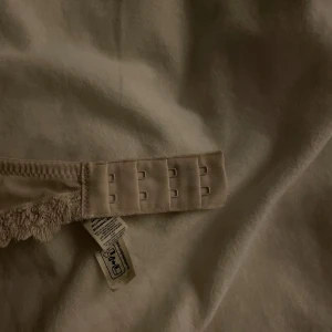 BH Intimissmi - Säljer en jätte fin beige push up BH från Intimissmi i storlek 70B. BH är helt oanvänd men lappen är borta💕