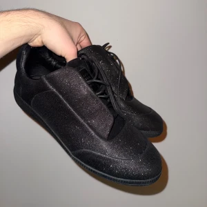 Maison margiela future glitter - Säljer ett par svarta glitter margielas i storlek 44 det medfljer en dustbag också dom är köpta på vinted och alldriganvända 