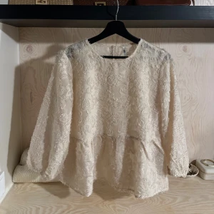Beige tröja - Söt blus säljs då den inte används längre.