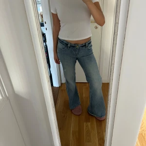 Blå bootcut jeans från Weekday - Snygga ljusblå jeans från Weekday med bootcut passform och låg midja.  Storlek 29/32 har använd dem ett fåtal gånger bara, därför är dom i perfekt skick 💕🩷