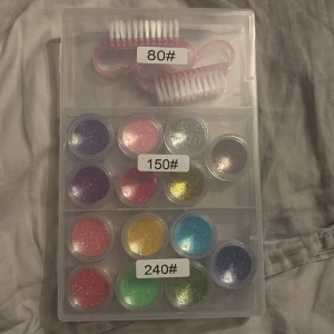 Nagel grejer till gelé/akryl  - Ett kit med 12 små burkar glitter. Även två nagel borstar och 10 stycken helt nya filar med fortfarande plasten på! 